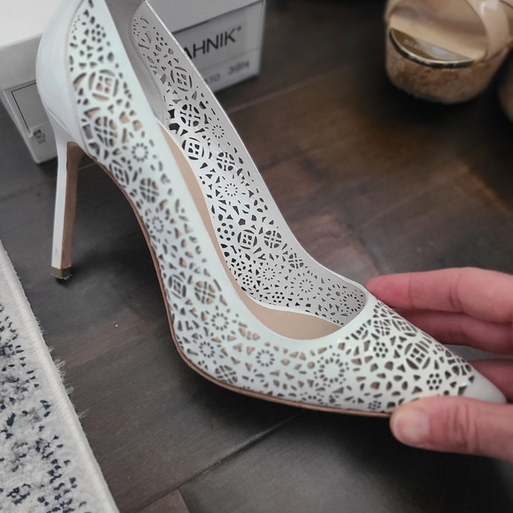 Manolo Blahnik size 39.5 laser cut white pumps - Picture 3 of 11